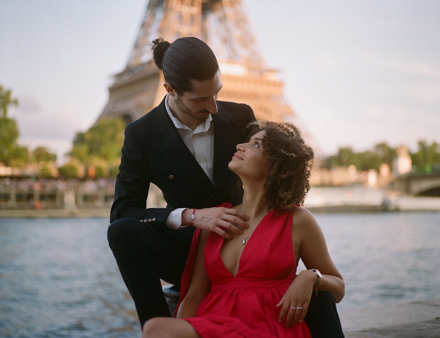 Une séance couple à l’argentique sur les bords de Seine